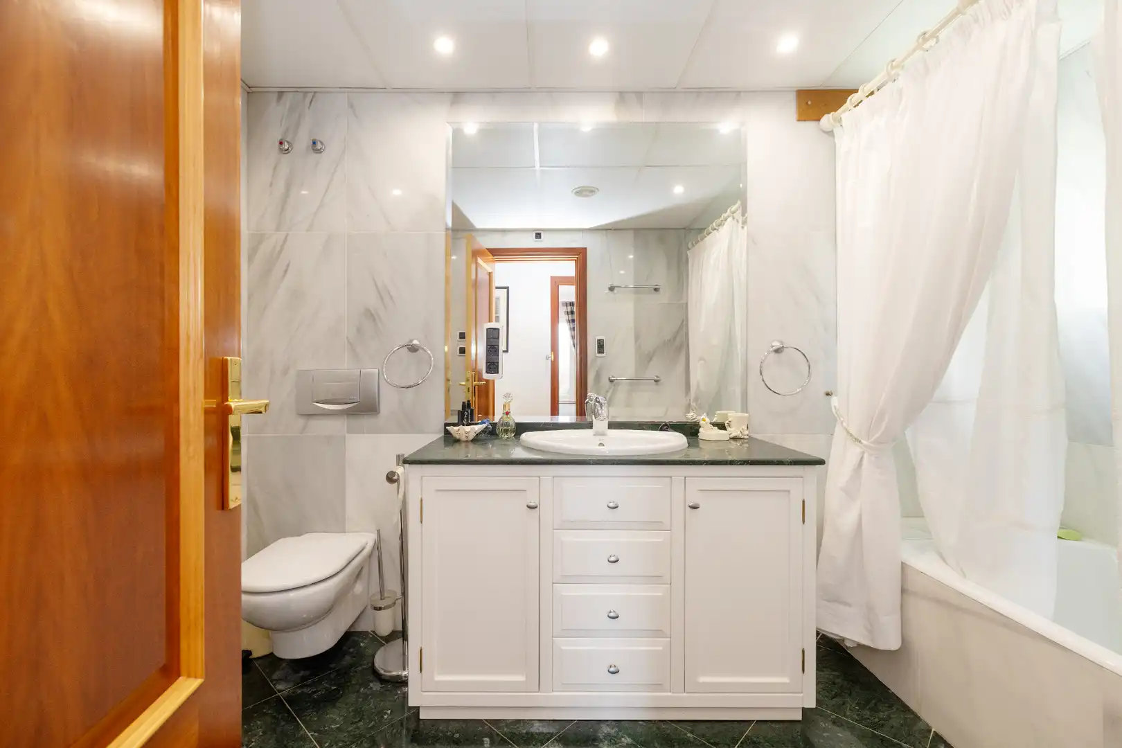 Baño de Casa adosada en venta en Málaga con Aire acondicionado, Calefacción y Jardín privado