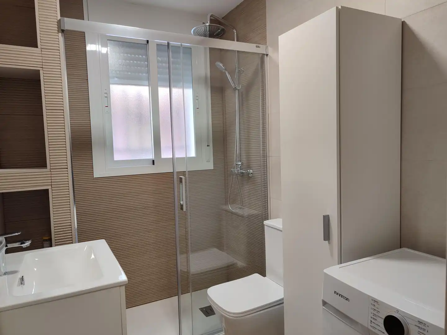 Bathroom of Flat for rent in Granada  with Air Conditioner and Balcony