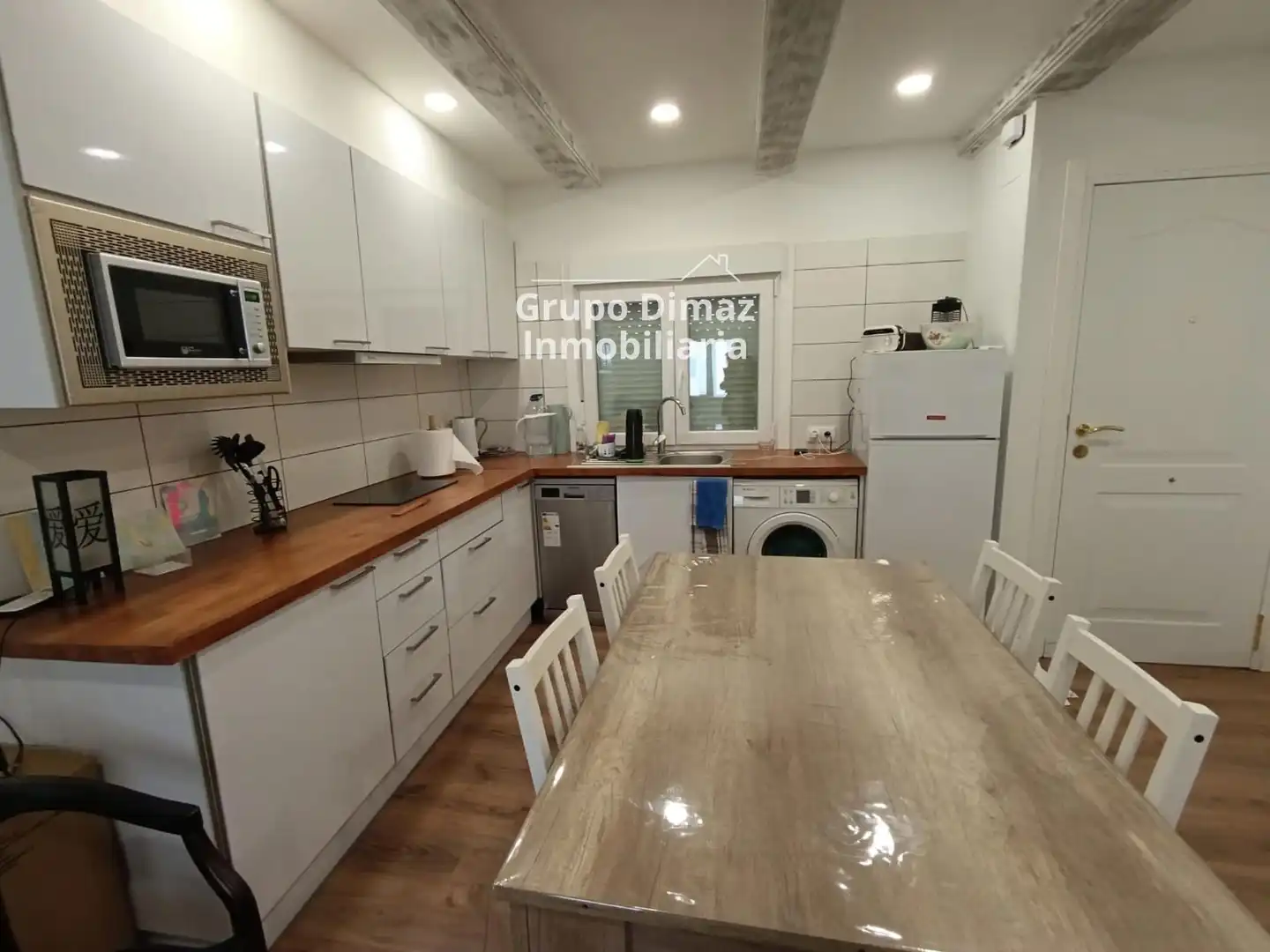 Pis de lloguer a bibleoteca, Centre