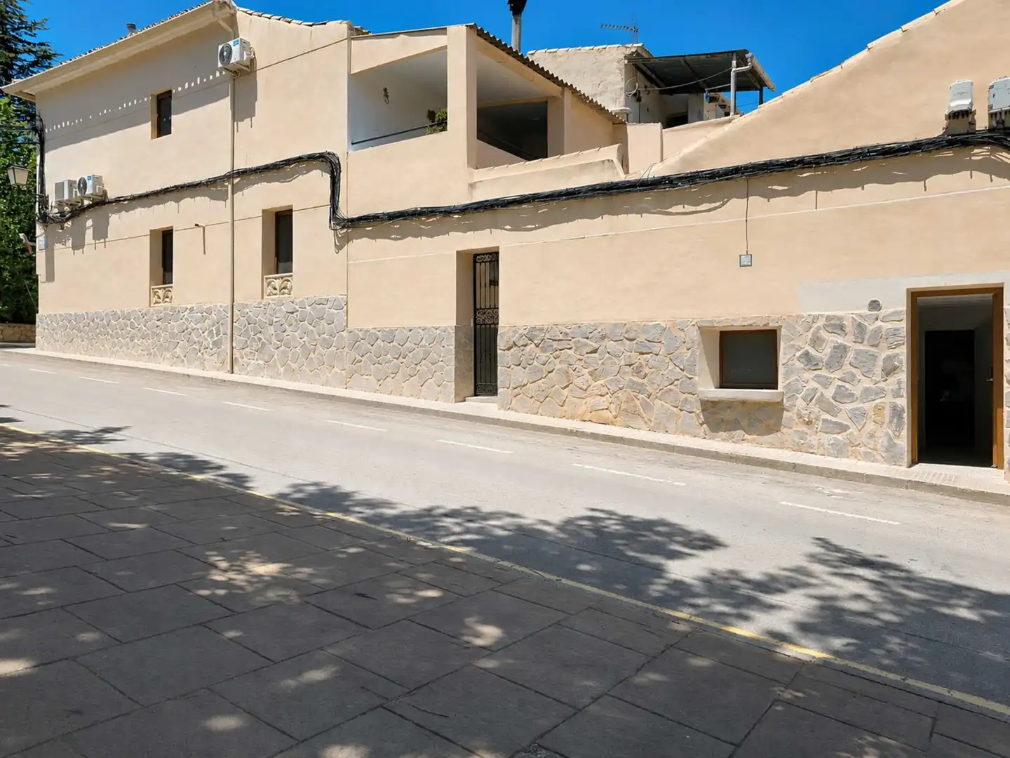 Außenansicht von Einfamilien-Reihenhaus zum Verkauf in El Pinós / Pinoso mit Terrasse