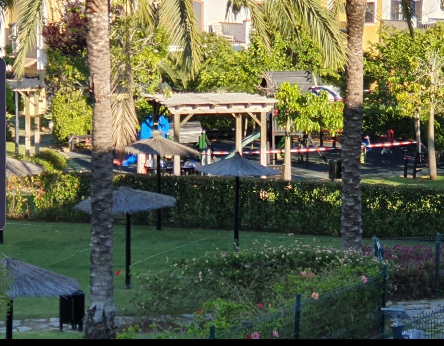 Vista exterior de Casa adosada en venda en Marbella amb Aire condicionat, Jardí privat i Terrassa