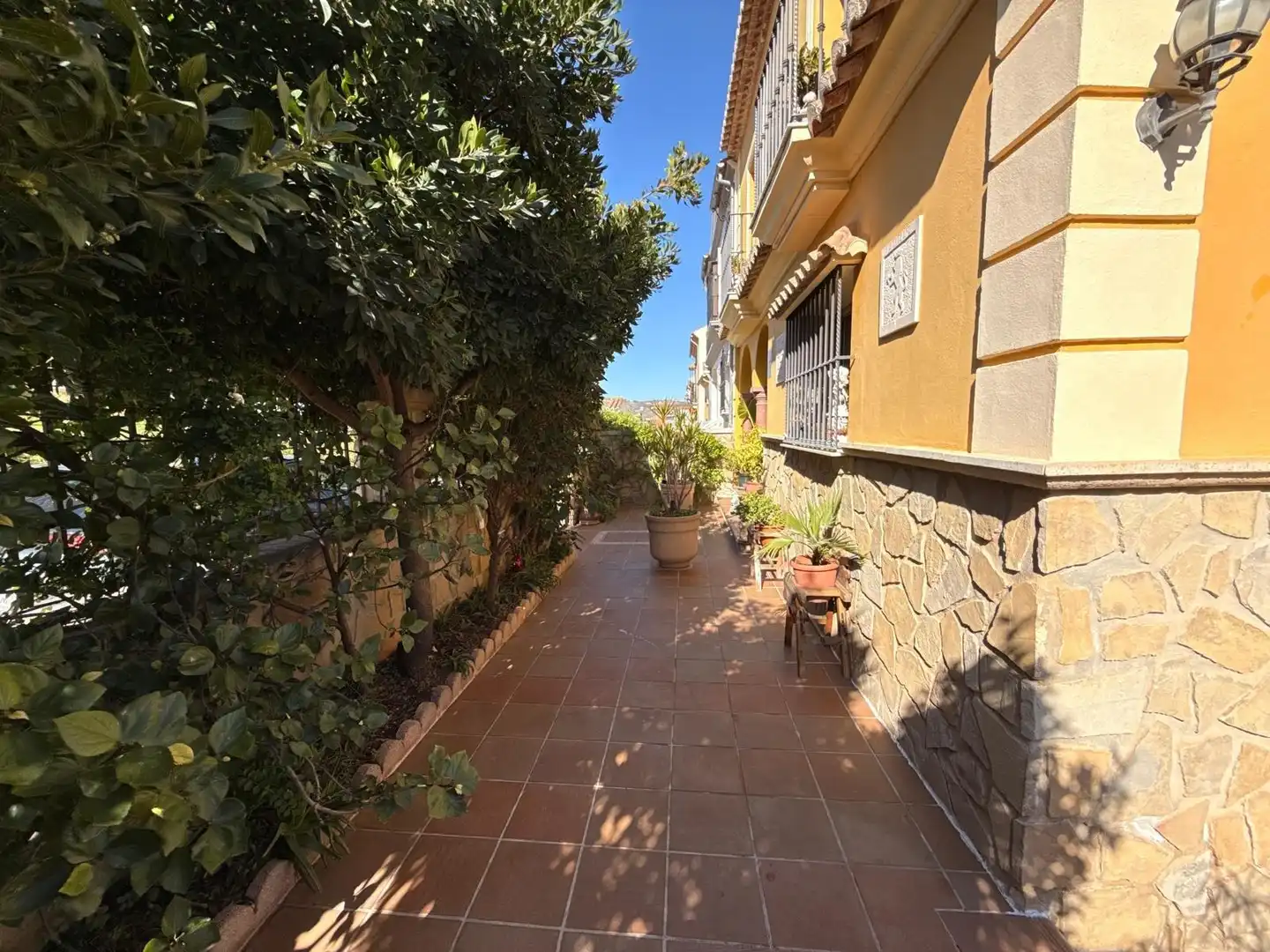 Vista exterior de Casa o xalet en venda en Antequera amb Aire condicionat, Jardí privat i Terrassa