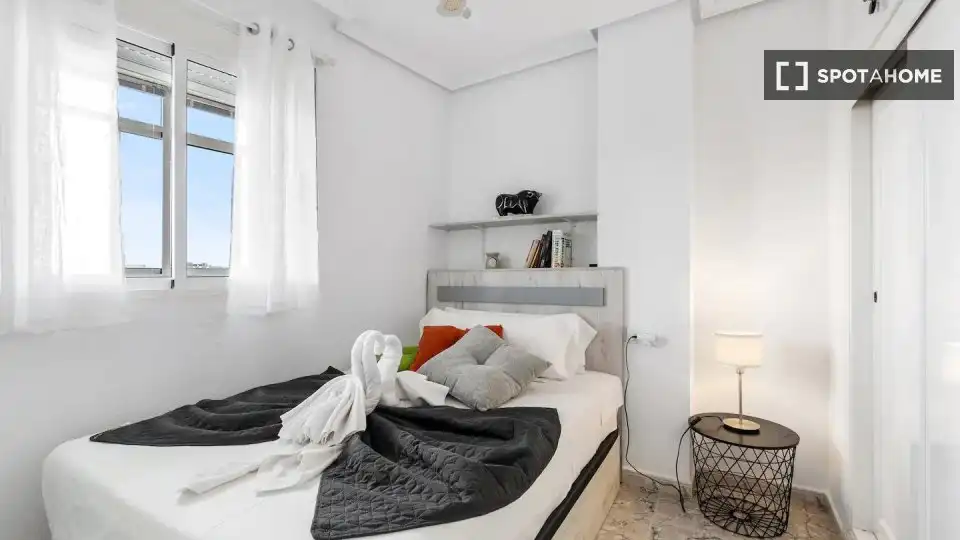 Habitación de Apartamento para compartir en Torrevieja con Aire acondicionado, Calefacción y Terraza