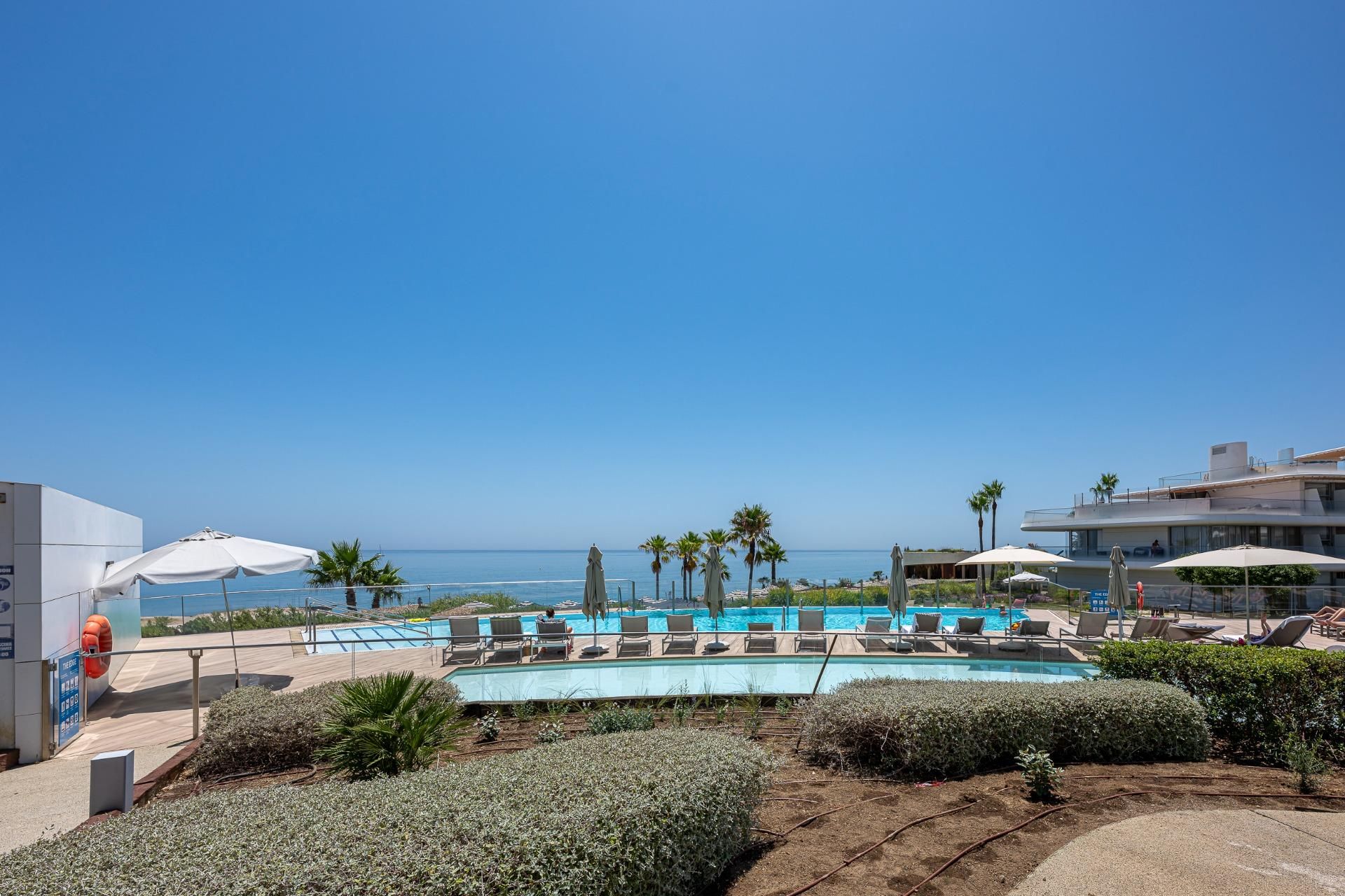 Piscina de Planta baja en venta en Estepona con Aire acondicionado, Jardín privado y Terraza