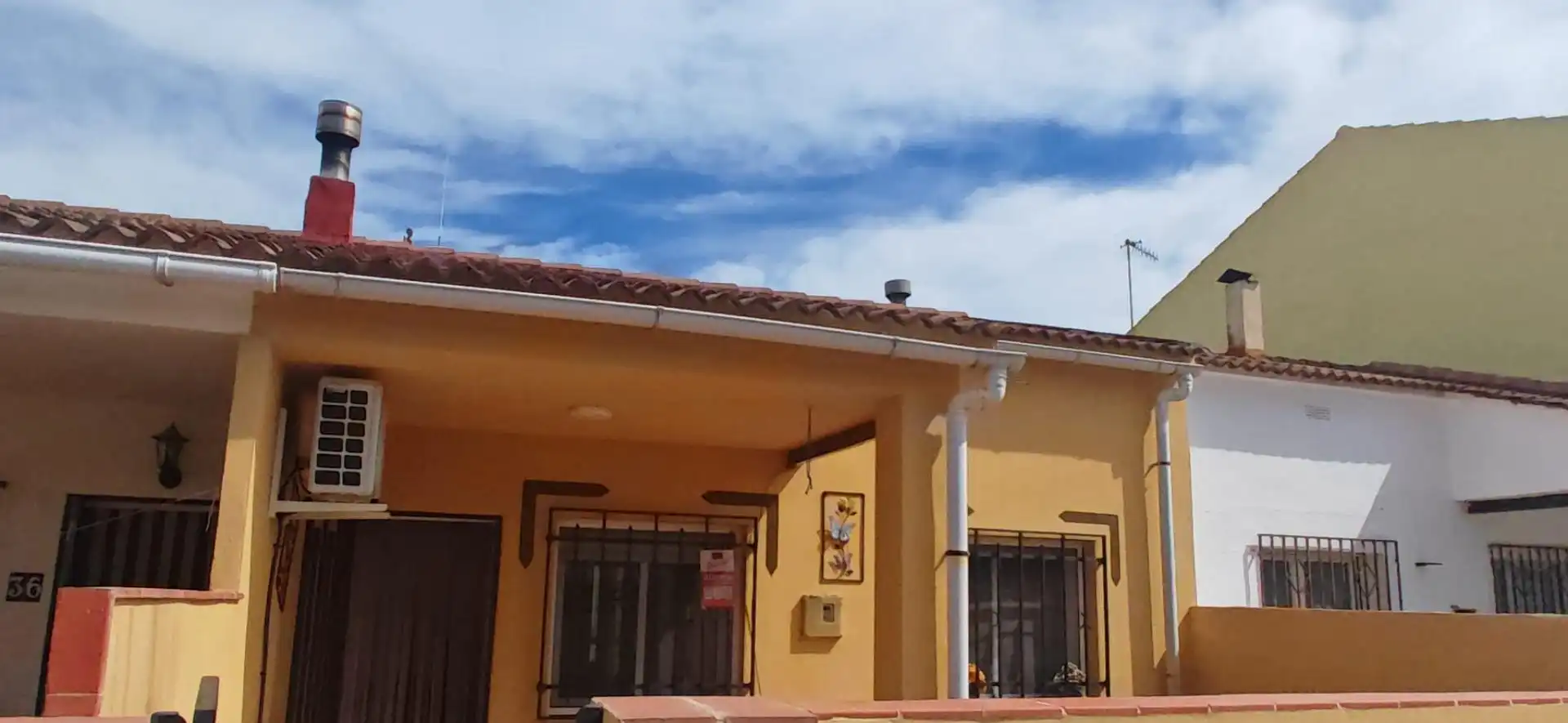 Vista exterior de Casa adosada en venda en Albinyana amb Aire condicionat, Calefacció i Jardí privat