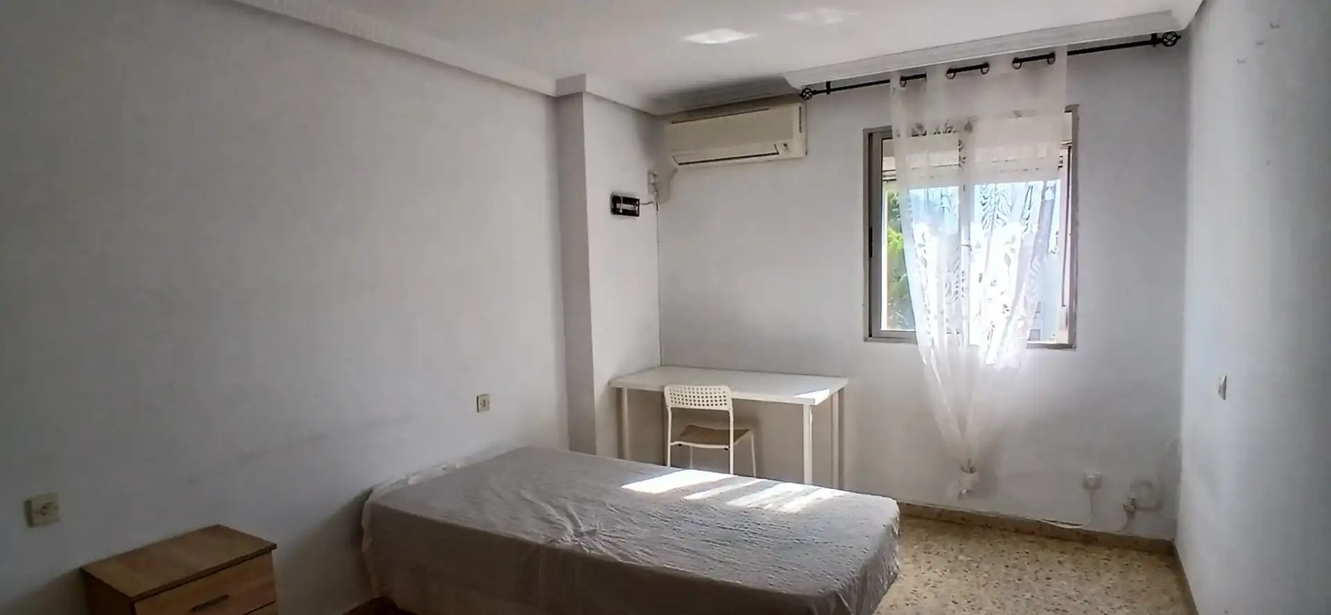 Habitación de Piso de alquiler en Sevilla con Aire acondicionado, Amueblado y Lavadora