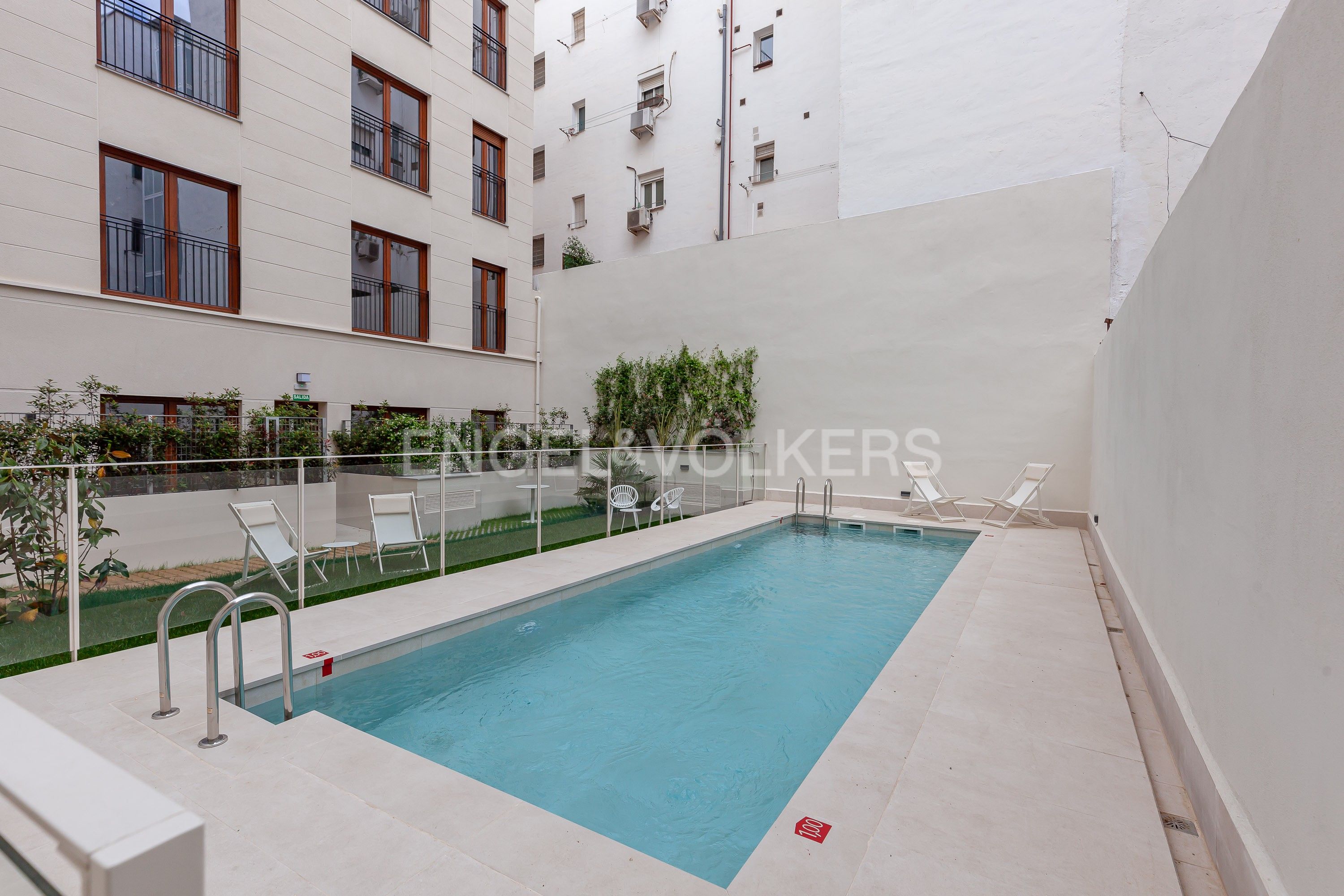 Swimming pool of Apartment to rent in  Madrid Capital  with Air Conditioner, Heating and Private garden