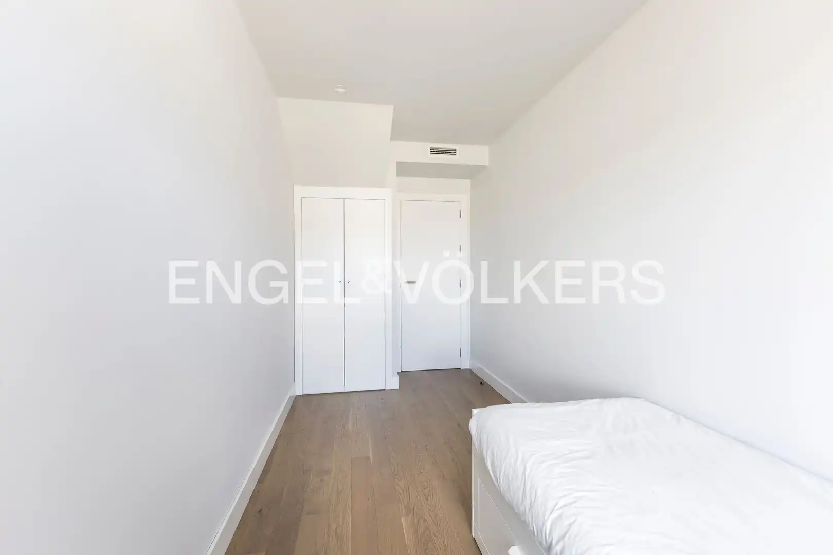 Habitación de Dúplex en venta en Madrid con Calefacción, Jardín privado y Terraza