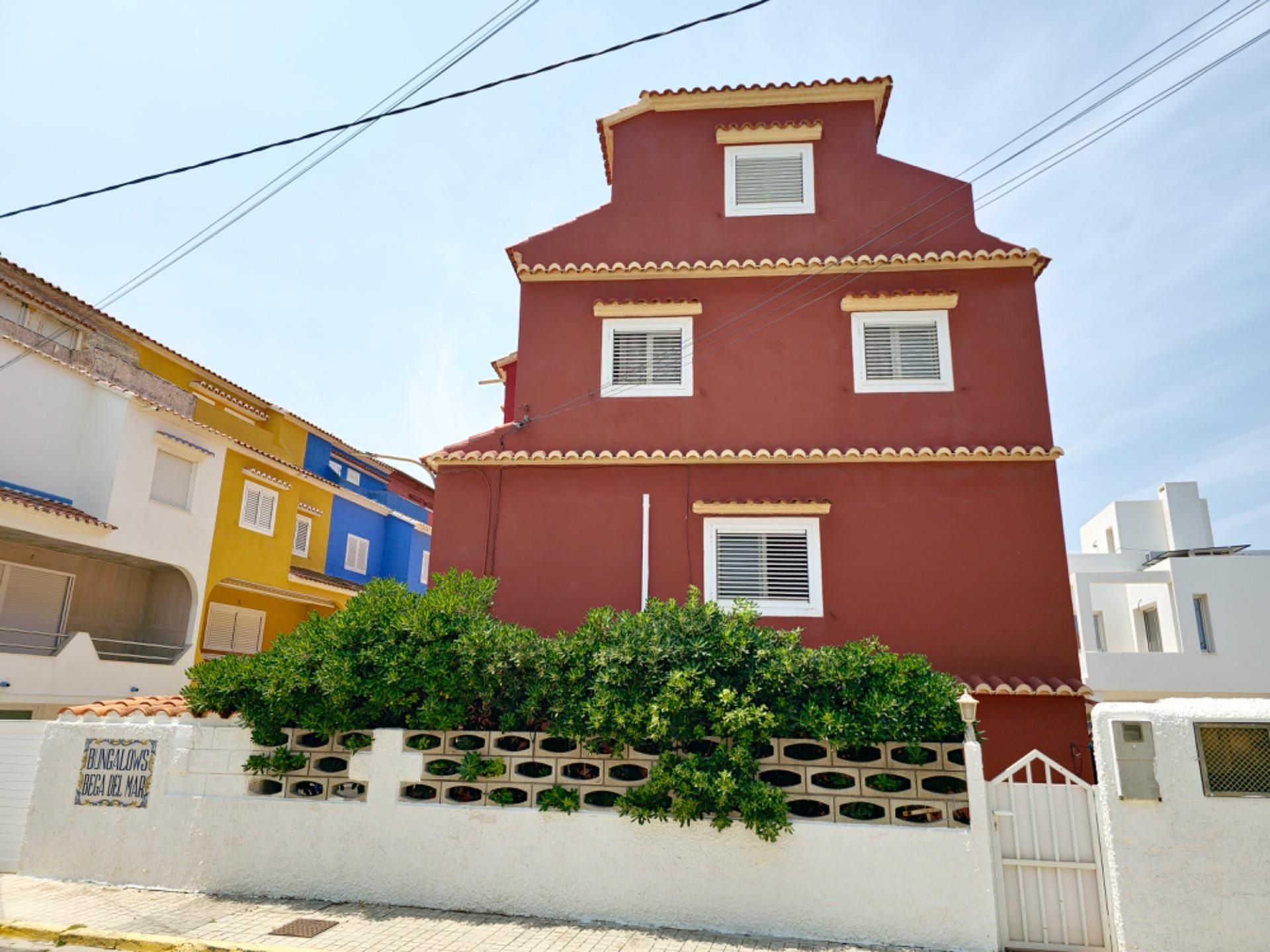 Vista exterior de Casa adosada en venda en Sueca amb Terrassa i Balcó