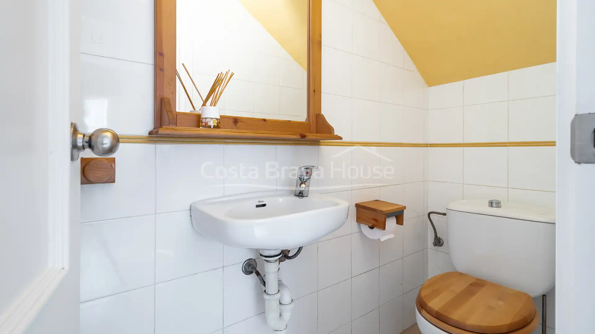 Badezimmer von Einfamilien-Reihenhaus zum Verkauf in Palafrugell mit Klimaanlage, Heizung und Privatgarten