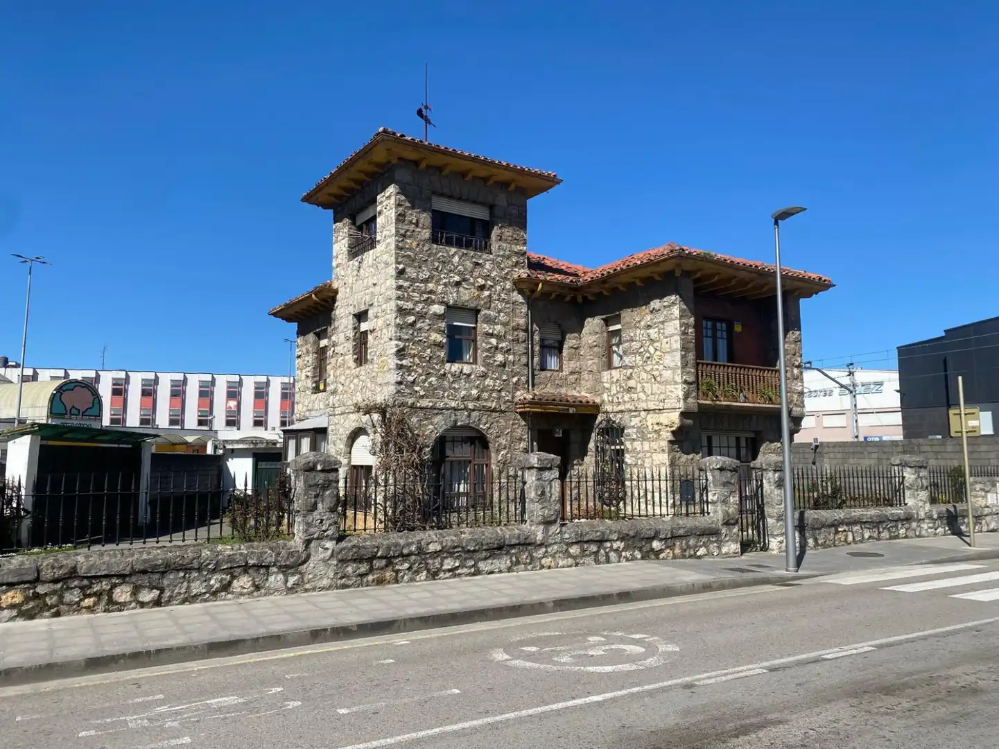 Vista exterior de Casa o chalet en venta en Torrelavega  con Calefacción, Trastero y Balcón