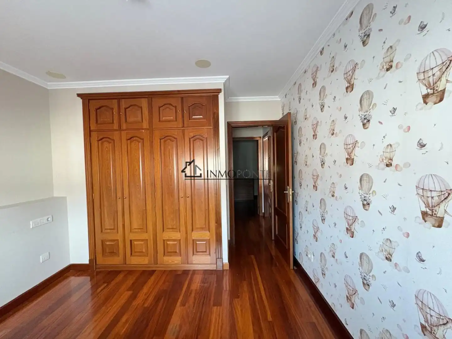 Dormitori de Apartament en venda en Pontevedra Capital  amb Calefacció i Traster