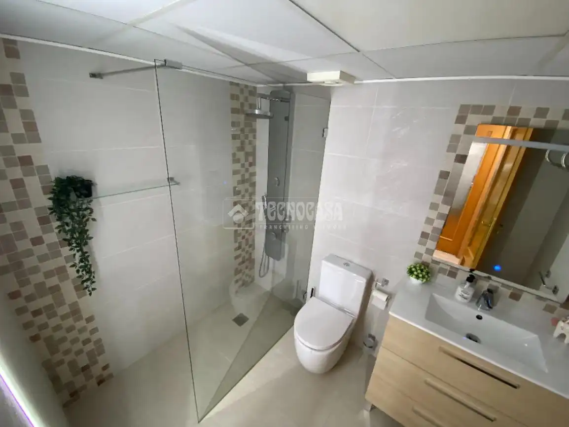 Baño de Piso en venta en Paterna con Aire acondicionado, Terraza y Balcón