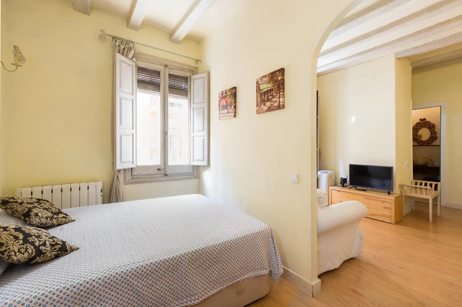 Bedroom of Apartments for sale in Barcelona