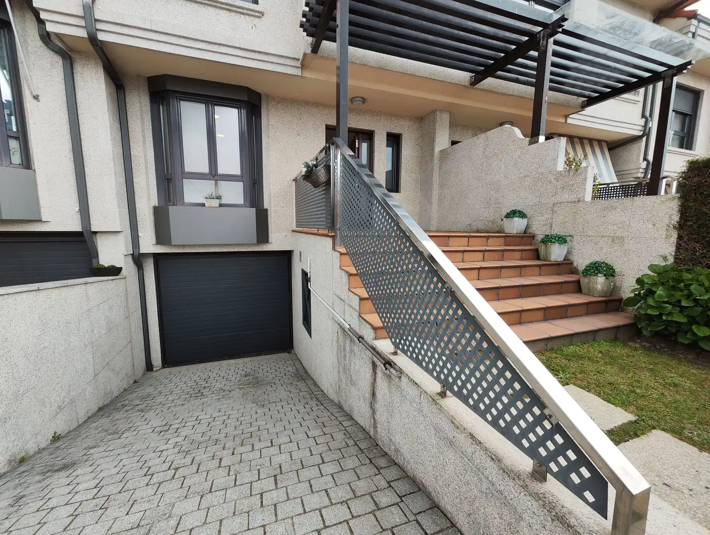 Vista exterior de Casa adosada en venta en Vigo  con Jardín privado, Parquet y Terraza