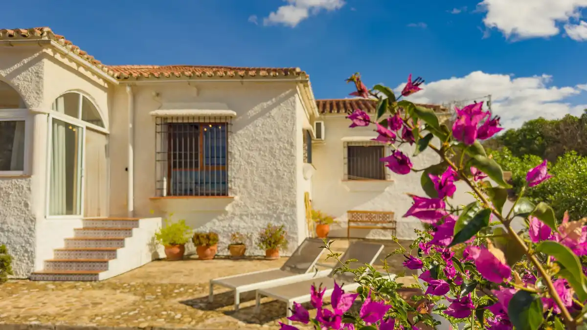 Vista exterior de Casa o xalet en venda en Almogía amb Aire condicionat, Jardí privat i Terrassa
