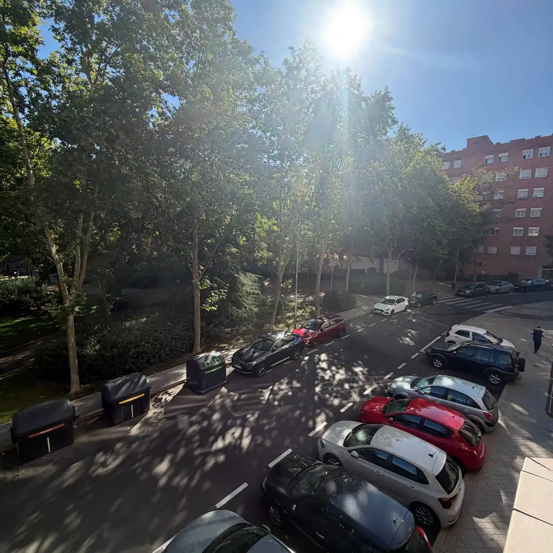 Vista exterior de Piso en venta en Madrid con Piscina comunitaria
