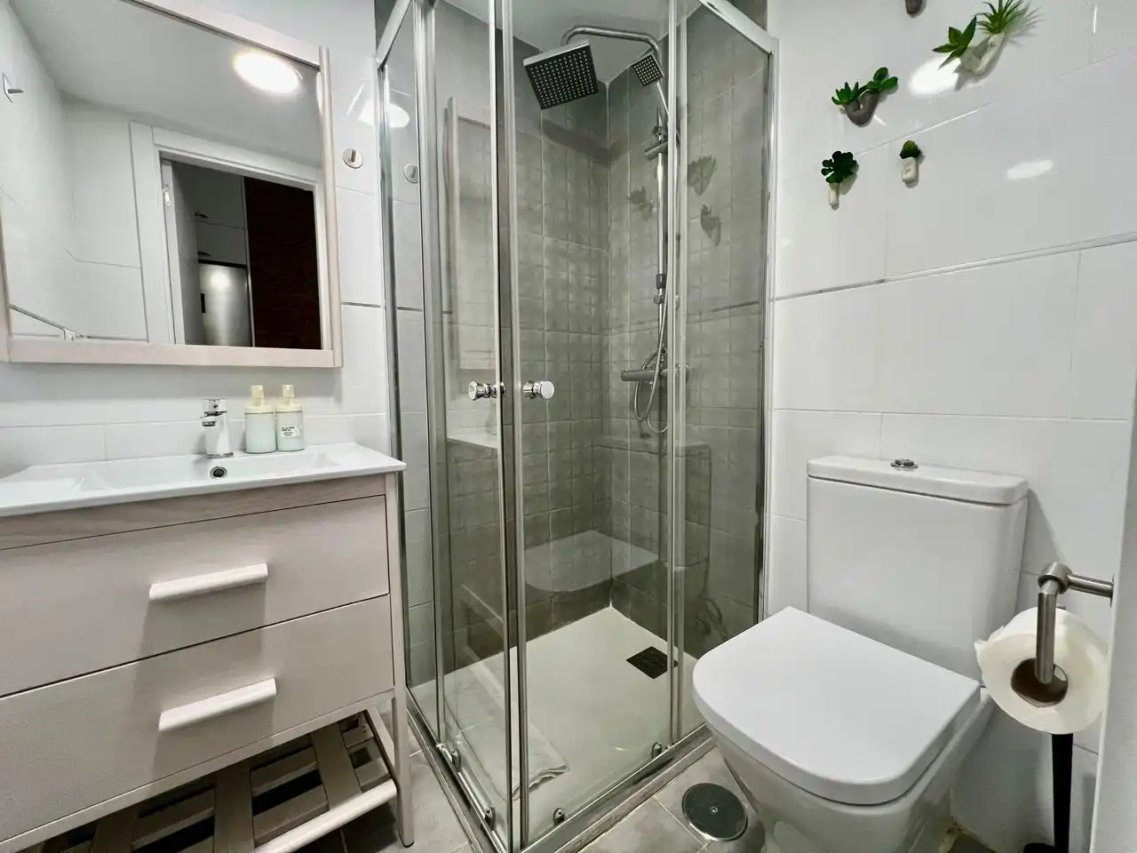 Bathroom of Ground floor for sale in Madrid  with Air Conditioner, Terrace and Furnished
