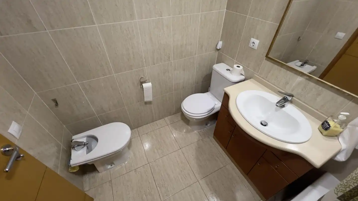 Badezimmer von Erdgeschoss zum Verkauf in Torreblanca mit Klimaanlage, Privatgarten und Terrasse