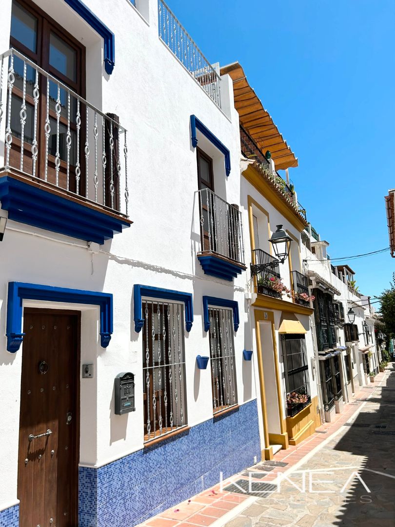 Vista exterior de Casa adosada en venda en Marbella amb Aire condicionat, Calefacció i Parquet
