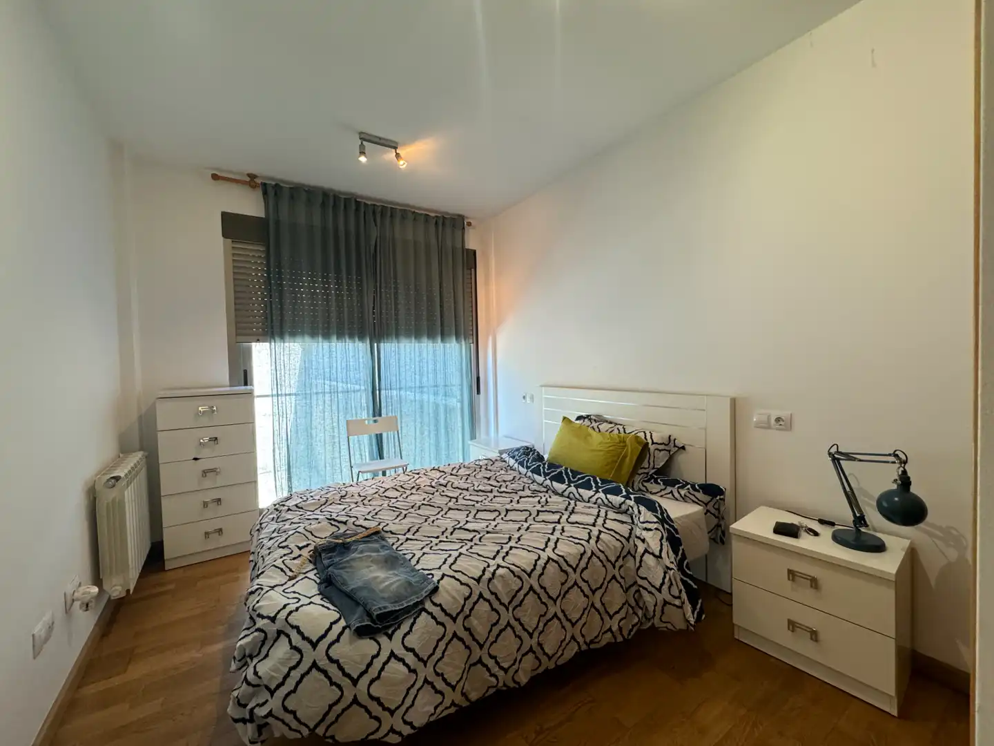 Dormitori de Apartament de lloguer en Santiago de Compostela  amb Calefacció, Traster i Moblat