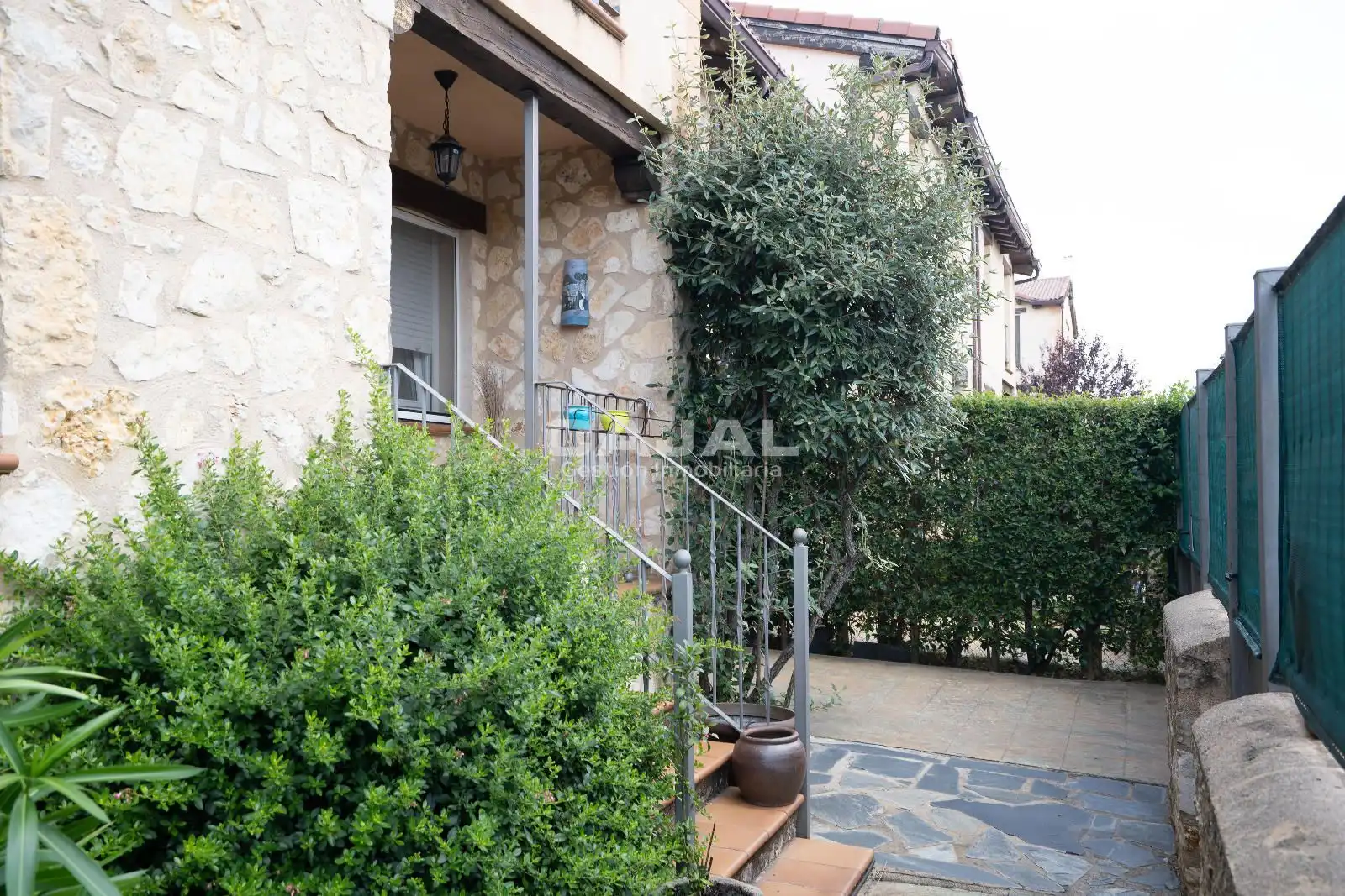 Vista exterior de Casa adosada en venta en Riaza con Calefacción y Jardín privado