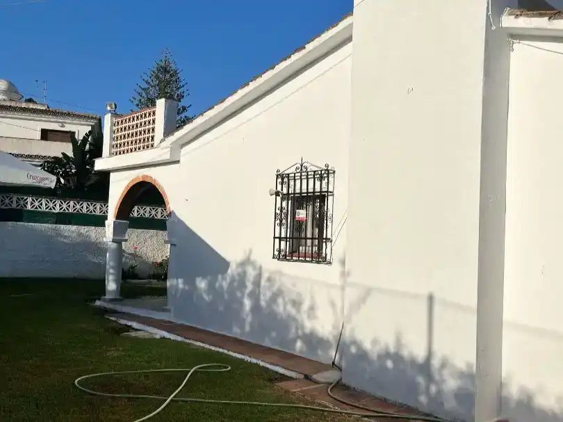 Vista exterior de Casa o xalet en venda en Marbella amb Aire condicionat