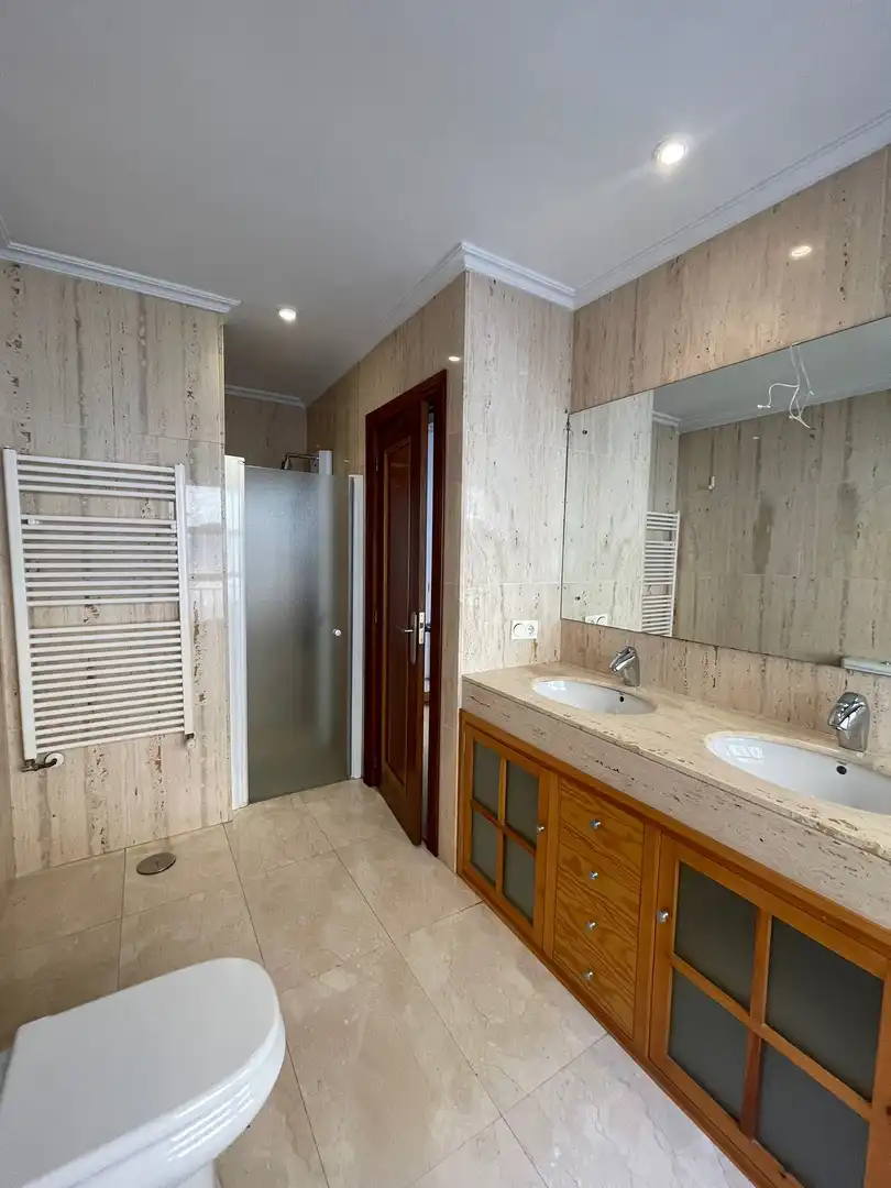 Bany de Casa o xalet en venda en Plasencia amb Aire condicionat, Calefacció i Jardí privat