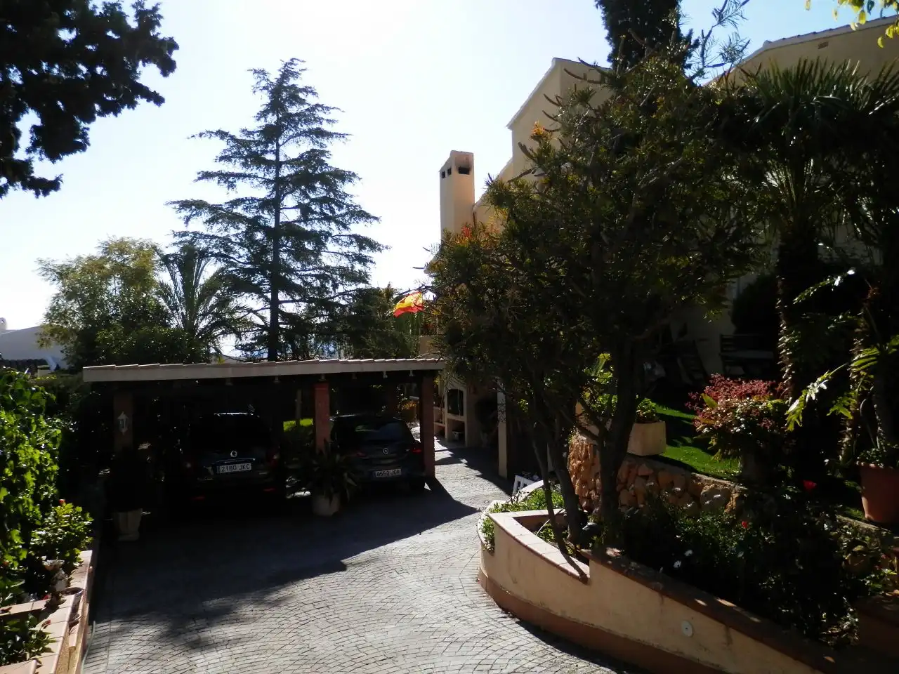 Vista exterior de Casa o xalet en venda en L'Alfàs del Pi amb Aire condicionat, Calefacció i Piscina