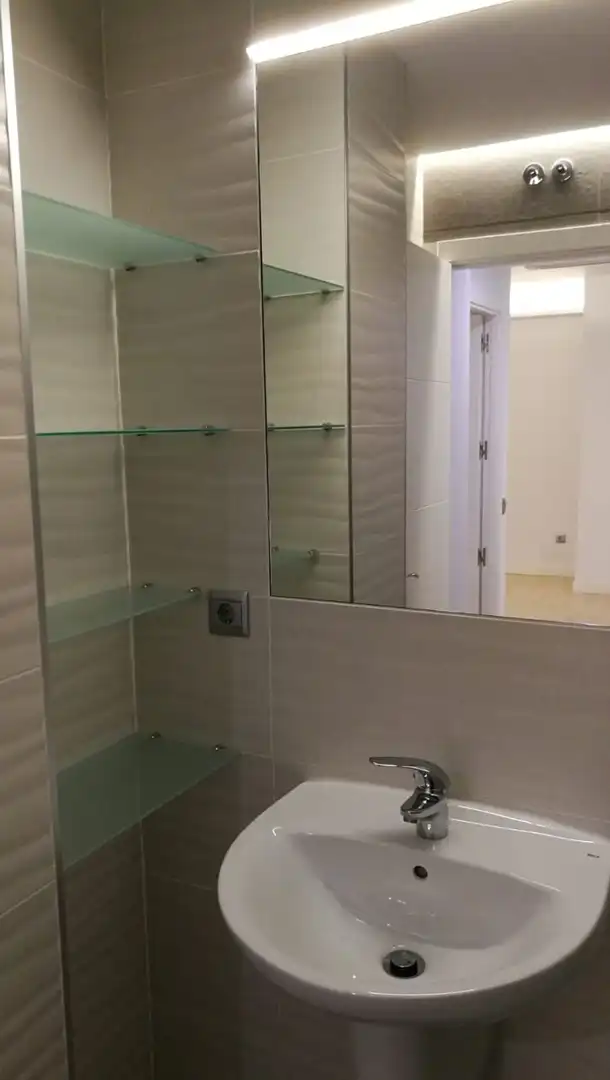 Bathroom of Flat for rent in Madrid  with Air Conditioner, Heating and Parquet flooring