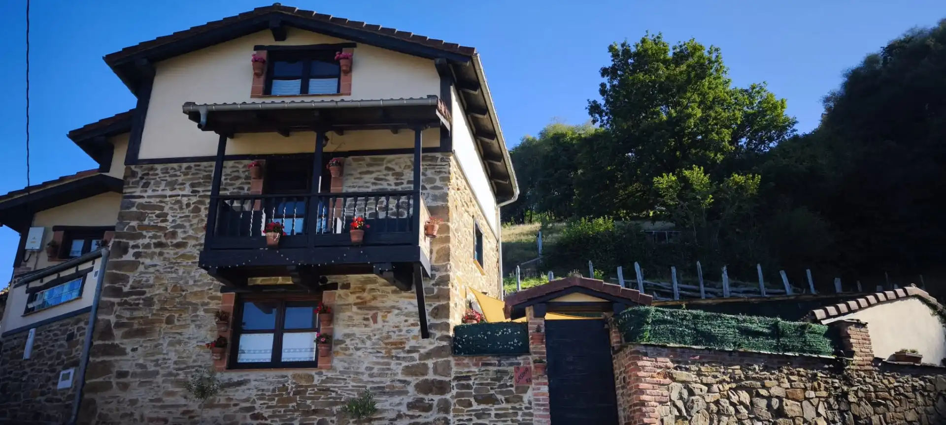 Vista exterior de Casa o xalet en venda en Mieres (Asturias) amb Jardí privat, Terrassa i Traster