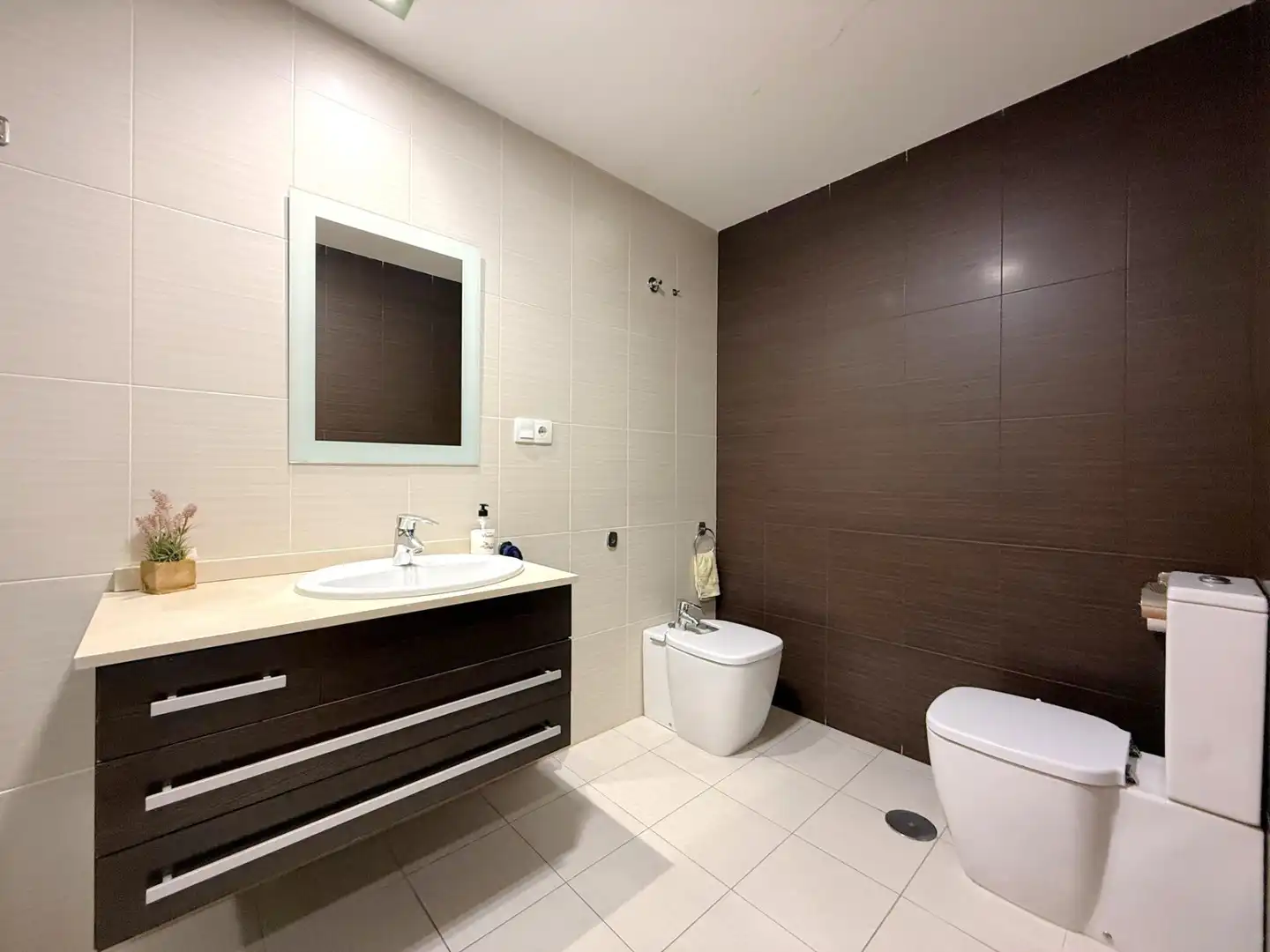 Badezimmer von Erdgeschoss zum Verkauf in Gandia mit Terrasse und Balkon