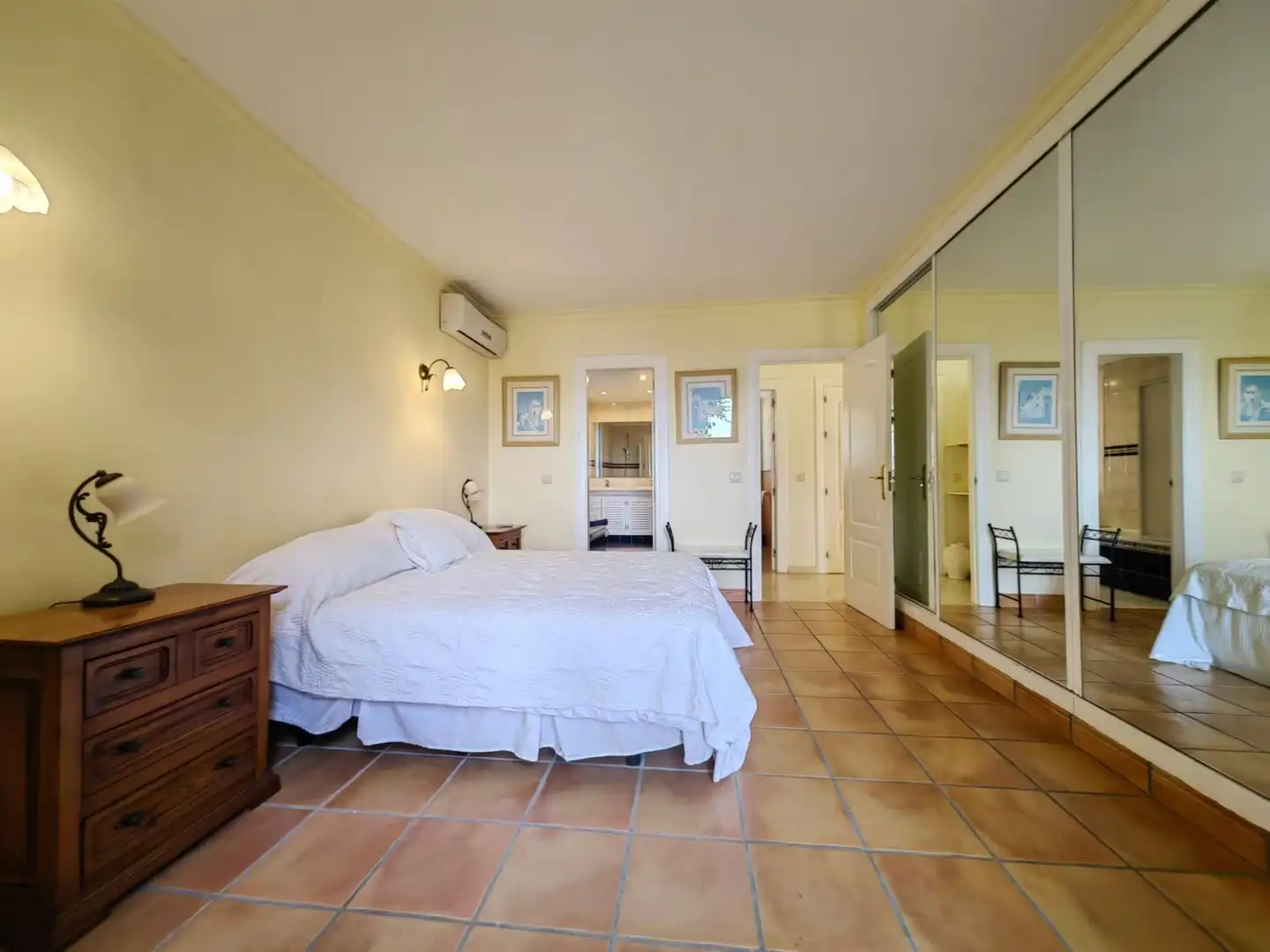 Dormitori de Casa o xalet en venda en Estepona amb Aire condicionat, Jardí privat i Terrassa