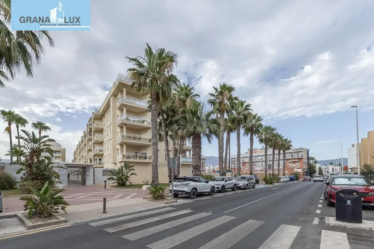 Vista exterior de Pis en venda en Motril amb Calefacció, Terrassa i Balcó