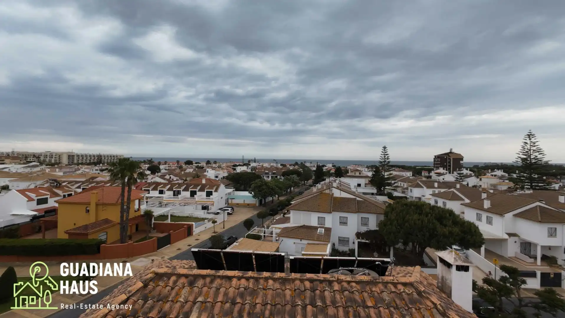 Vista exterior de Casa o chalet en venta en Islantilla con Terraza, Trastero y Piscina