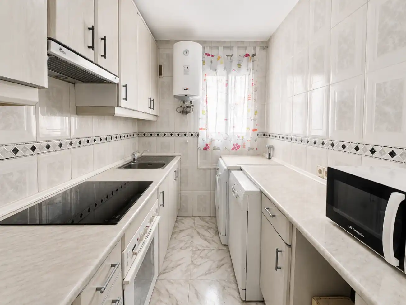 Cuina de Apartament en venda en Madrid amb Aire condicionat i Terrassa