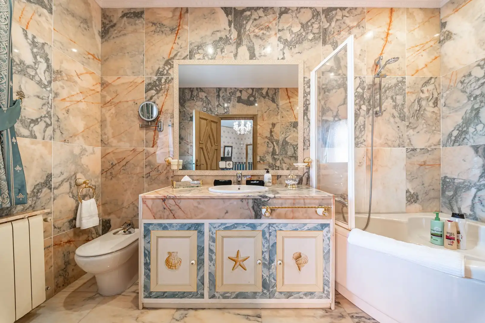 Badezimmer von Country house zum Verkauf in Benahavís mit Terrasse