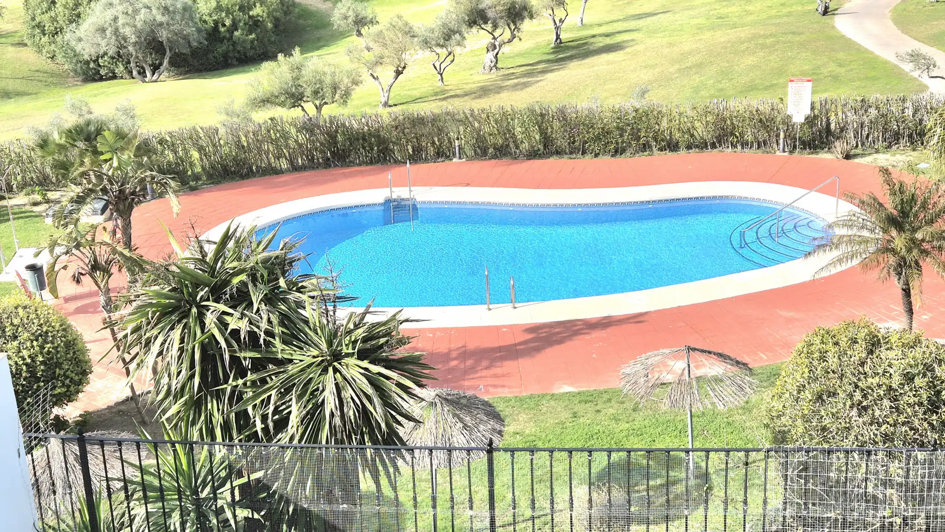 Piscina de Casa adosada en venda en Alhaurín El Grande amb Aire condicionat, Calefacció i Terrassa