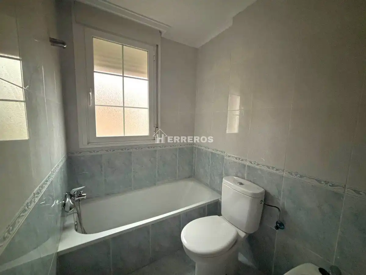 Bathroom of Flat for sale in Uruñuela  with Heating, Parquet flooring and Terrace