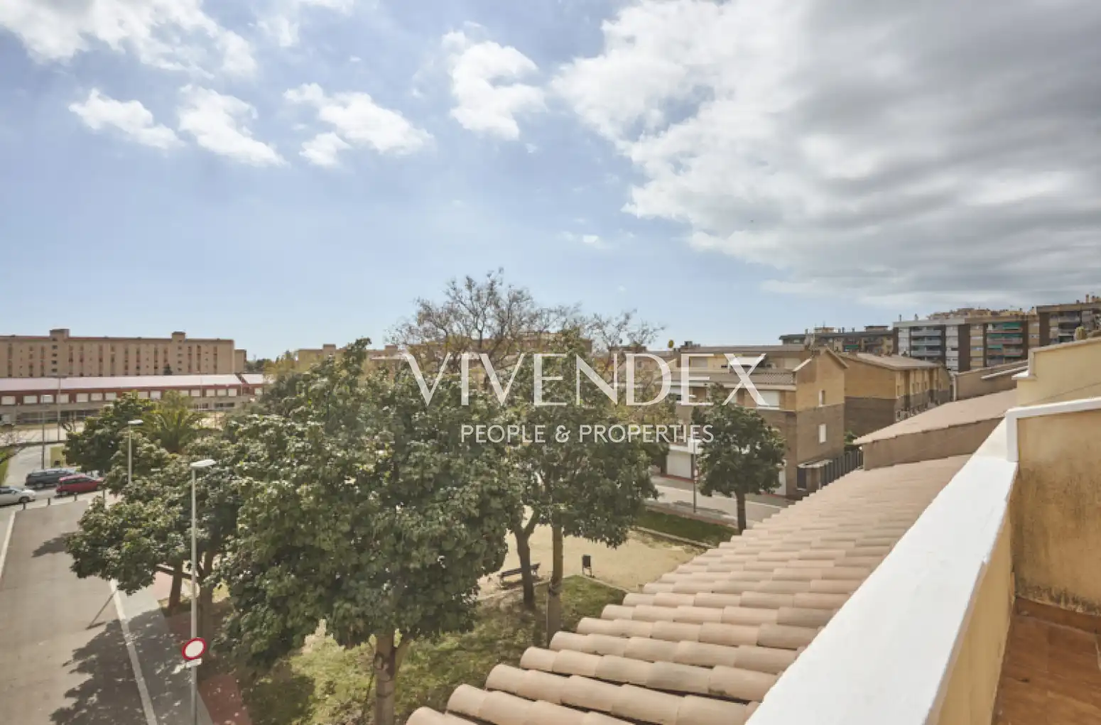 Vista exterior de Casa adosada en venta en Viladecans con Calefacción, Jardín privado y Terraza