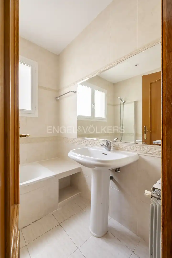 Bathroom of Flat for rent in Madrid  with Air Conditioner, Heating and Parquet flooring