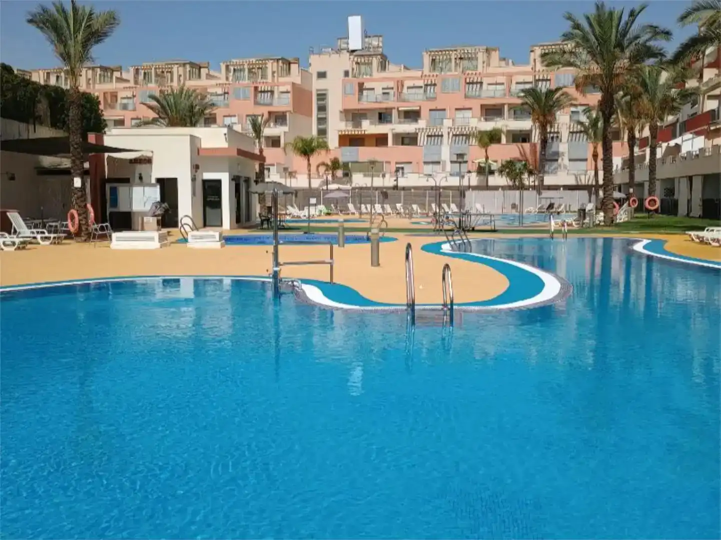 Piscina de Pis de lloguer en Vera amb Aire condicionat, Jardí privat i Piscina