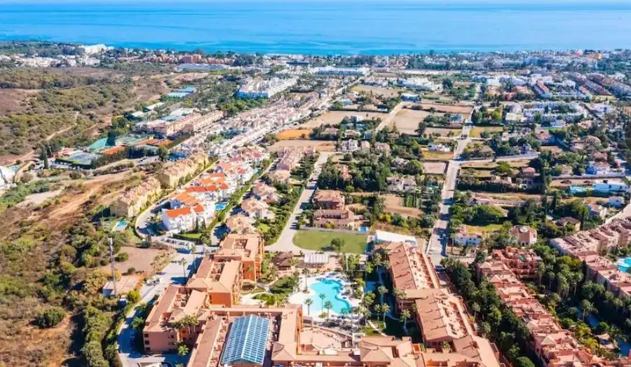 Vista exterior de Apartament en venda en Estepona amb Aire condicionat, Jardí privat i Terrassa