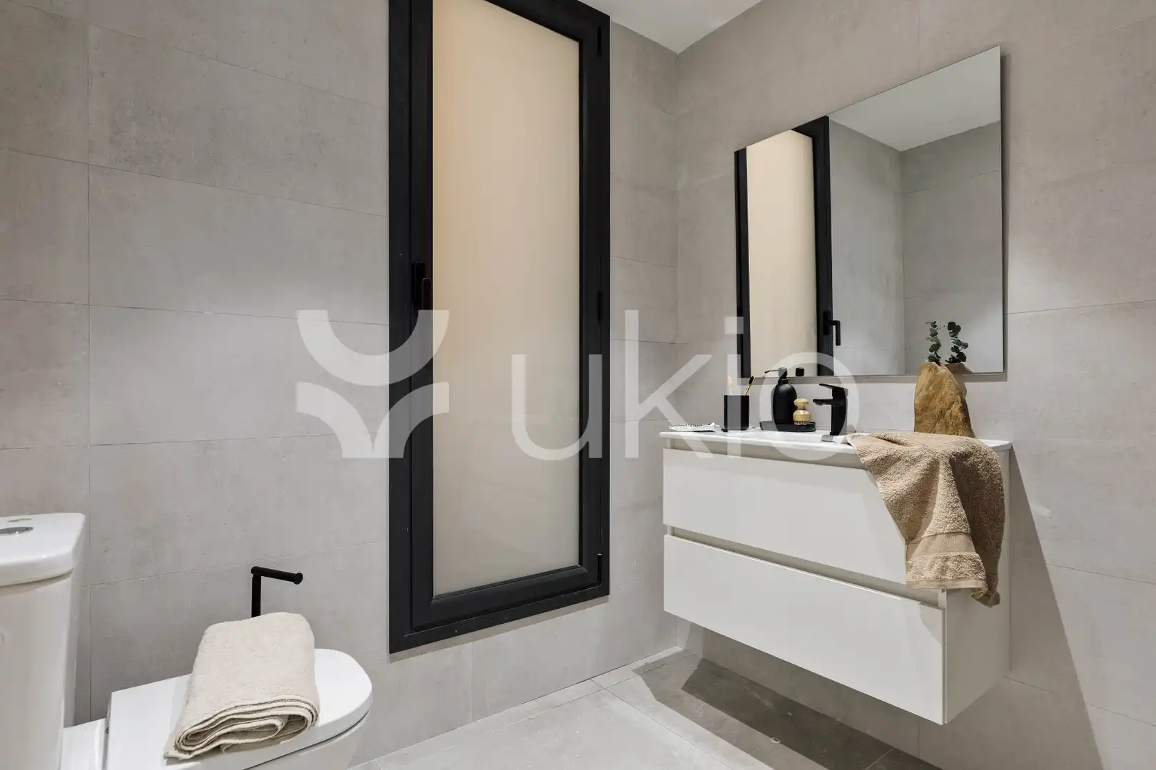 Baño de Apartamento de alquiler en Barcelona con Aire acondicionado, Calefacción y Amueblado