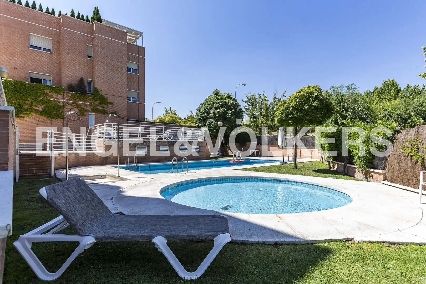 Piscina de Dúplex en venta en Madrid con Aire acondicionado, Calefacción y Terraza