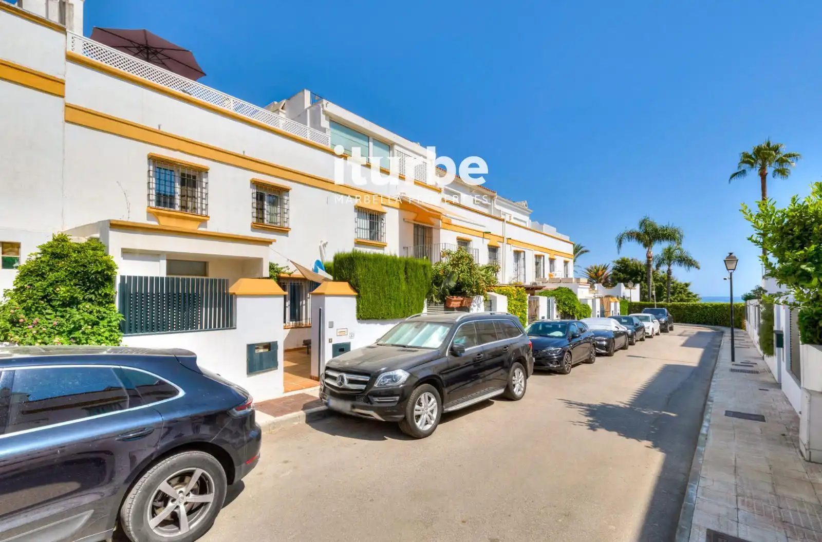 Vista exterior de Casa adosada de lloguer en Marbella amb Aire condicionat, Calefacció i Piscina