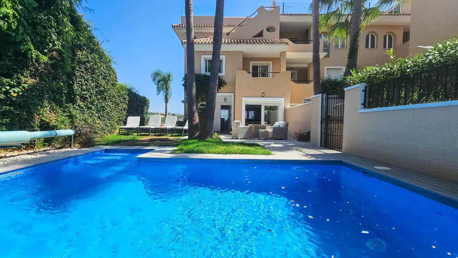 Garten von Einfamilien-Reihenhaus zum Verkauf in Manilva mit Klimaanlage, Schwimmbad und Möbliert