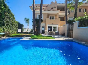 Casa aparellada amb piscina en venda a N-340 147