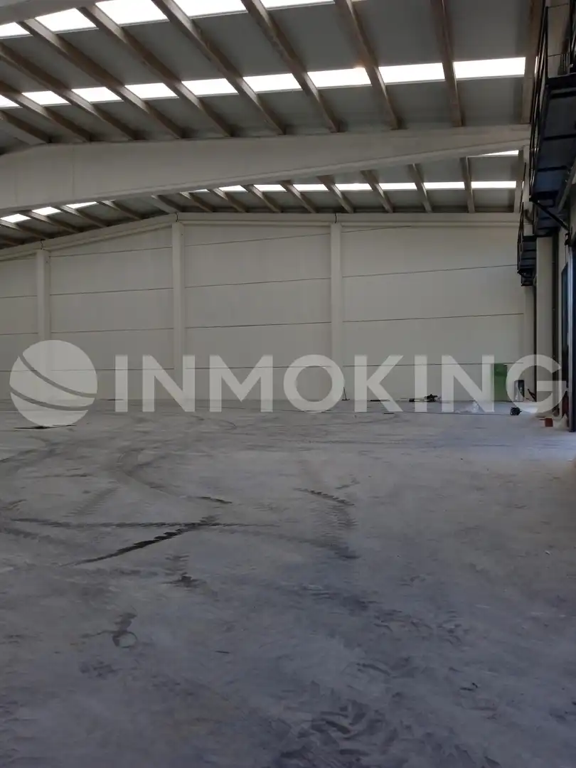 Parkplatz von Fabrikhallen zur Miete in Villanueva de la Cañada
