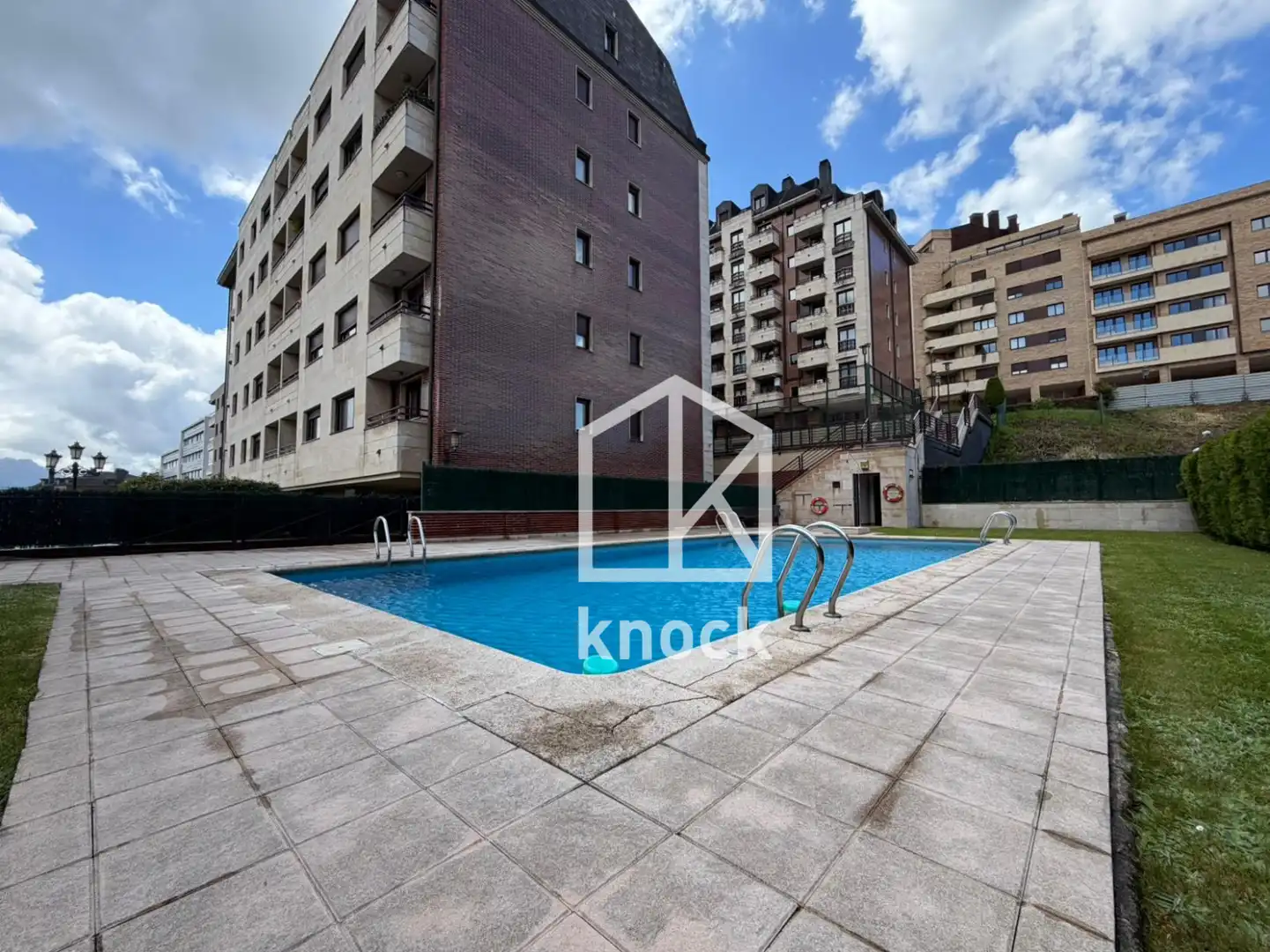 Parking de Piso en venta en Oviedo  con Calefacción, Jardín privado y Trastero